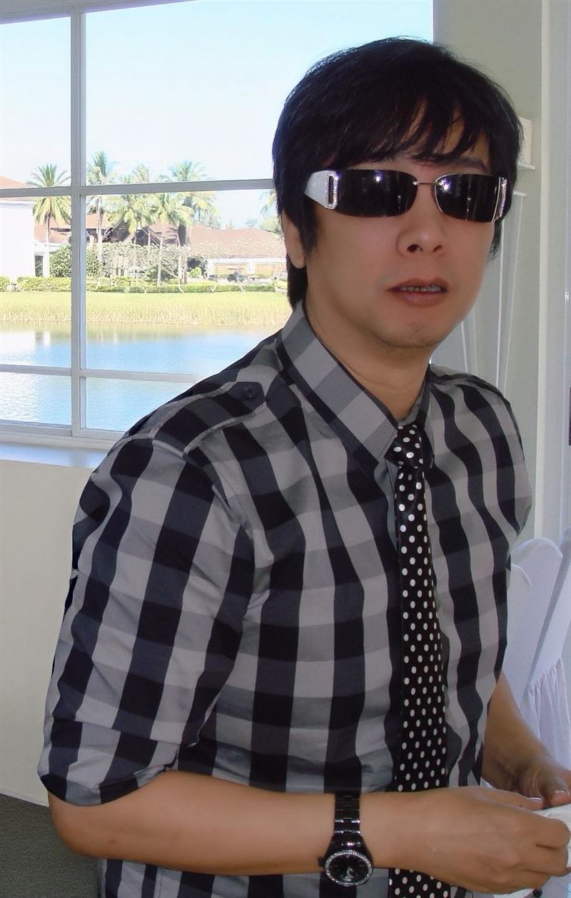 曹西平2009年參加廖家儀婚禮被唐玲偷拍，50歲的他十分帥氣有型。（圖／翻攝自臉書）