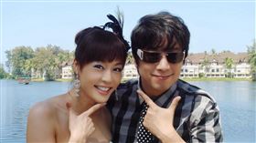 曹西平2009年參加廖家儀婚禮時帥氣登場，與唐玲一起合影。（圖／翻攝自臉書）