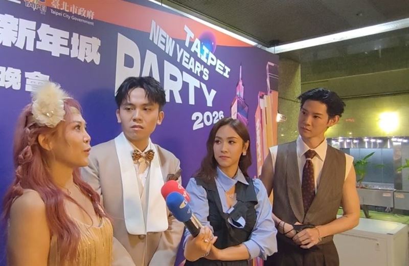 夏和熙（右起）、吳姍儒、黃豪平、圓圓首度合作主持跨年。（圖／記者鍾智凱攝影）