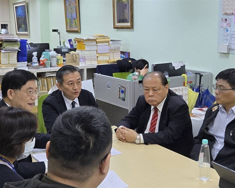 王定宇宣布澎湖官兵地域加給「維持每月9790元」。（圖／王定宇辦公室提供）