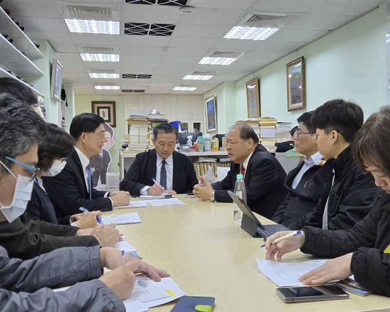 王定宇宣布澎湖官兵地域加給「維持每月9790元」。（圖／王定宇辦公室提供）