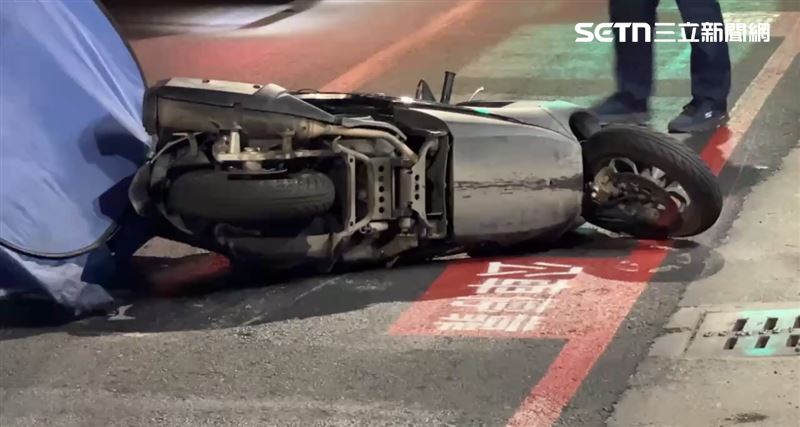 一名男騎士在撞擊後遭受嚴重創傷，救護人員趕抵時發現其已明顯死亡。（圖／翻攝畫面）
