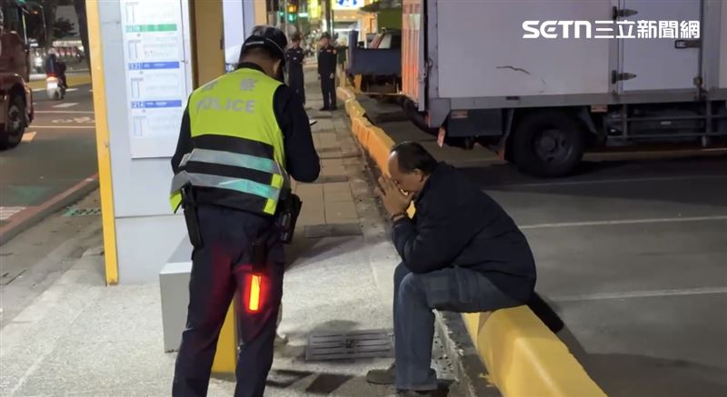 肇事大貨車駕駛表示，當時正值下班時間，他深知車流眾多，因此行車速度並不快。（圖／翻攝畫面）