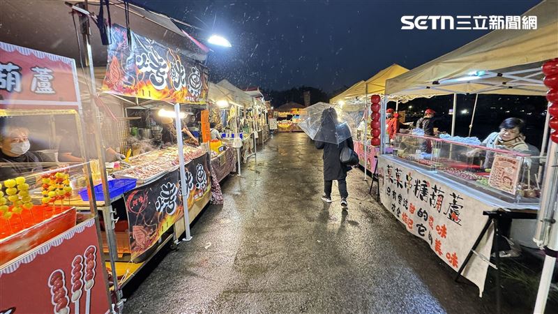 不少人聚集到台北101等待跨年煙火，但在降雨低溫下，101室內餐廳與戶外市集呈現冷熱兩樣情。（圖／記者鍾釗楨攝影）