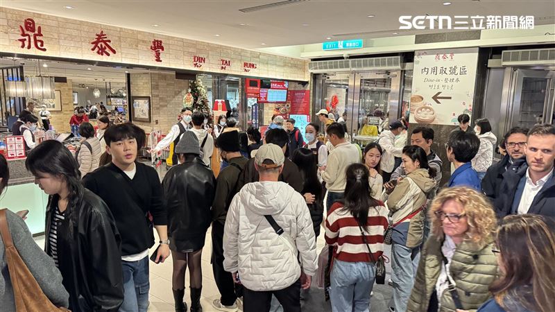 由於降雨又降溫，不少民眾改採「先果腹、再應戰」策略，導致101及周邊其它商場空間擠滿避雨人潮，而知名餐廳鼎泰豐也因人潮過多，已停止取號。（圖／記者鍾釗楨攝影）