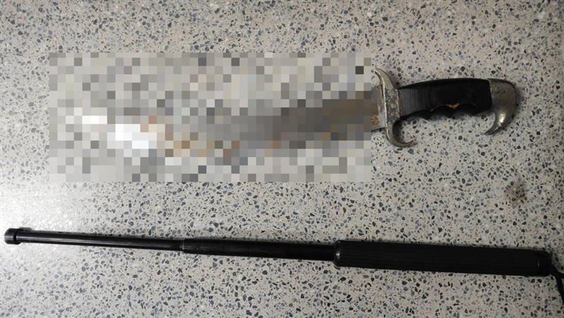 吳父持彎刀、鐵棍攻擊兒子，訊後被依法送辦。（圖／翻攝畫面）