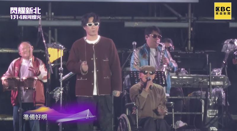 蕭煌奇和李炳輝合唱歌曲〈輝煌旅行社〉。（圖／東森電視提供）