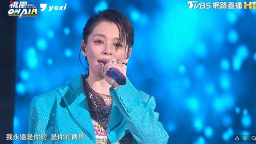 徐若瑄騎滑板車登台　淋雨問：能擤鼻涕嗎