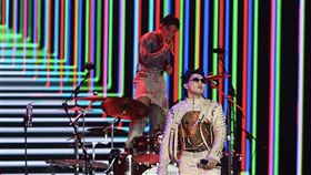 美秀集團鍾錡（左）於後方低頭食用香蕉。（圖／記者鄭孟晃攝影）