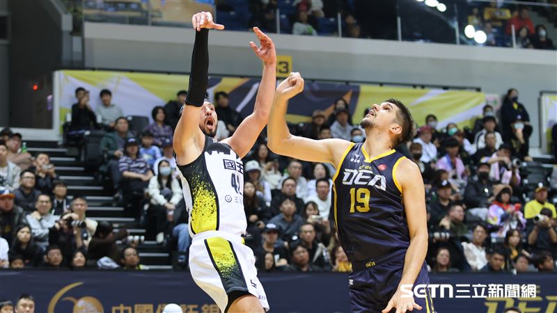 TPBL跨年大戰，新北國王洋將沃許本中距離出手。（圖／記者劉彥池攝影）