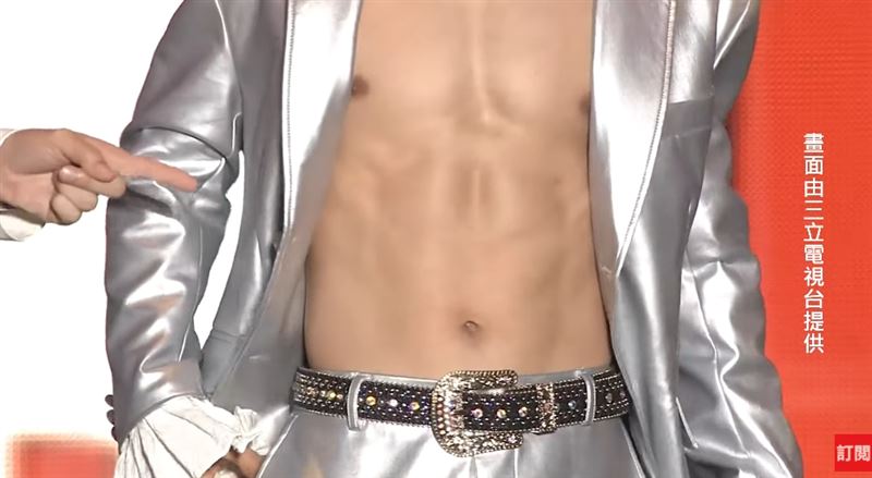 吳思賢（小樂）放送冰塊腹肌