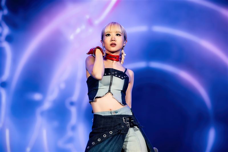 Lulu打頭陣勁歌熱舞。（圖／年代電視提供）