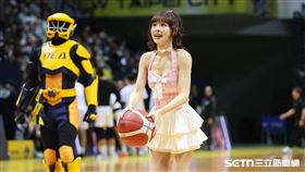 TPBL跨年大戰，PS女孩峮峮用投籃的方式開球。（圖／記者劉彥池攝影）