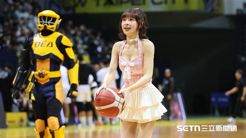 TPBL跨年大戰，PS女孩峮峮用投籃的方式開球。（圖／記者劉彥池攝影）