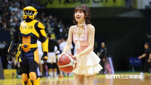 特攻跨年大戰　PS女孩峮峮開球空心入網！