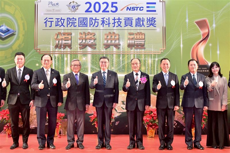 卓榮泰今（31）日出席「2025年行政院國防科技貢獻獎」頒獎典禮。（圖／行政院提供）