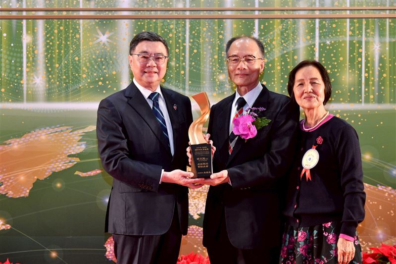 卓榮泰今（31）日出席「2025年行政院國防科技貢獻獎」頒獎典禮。（圖／行政院提供）