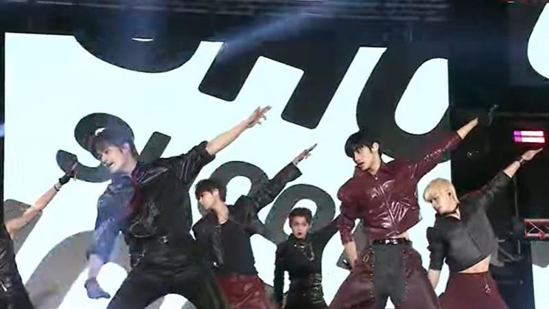 台中麗寶樂園「2026包你發麗寶跨年演唱會」盛大開場，暖場表演由知名ARKis帶動全場氣氛，引來現場數萬名歌迷熱烈尖叫。（圖／翻攝自台中麗寶跨年｜三立新聞網 YT）