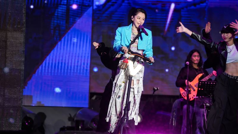 徐若瑄騎滑板車登台　淋雨問：能擤鼻涕嗎