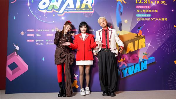 唐綺陽、KID林柏昇、Dora謝雨芝主持跨年。（圖／TVBS提供）