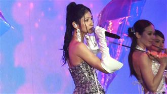 李千娜戰袍上下全開　一轉身屁股蛋快掉出