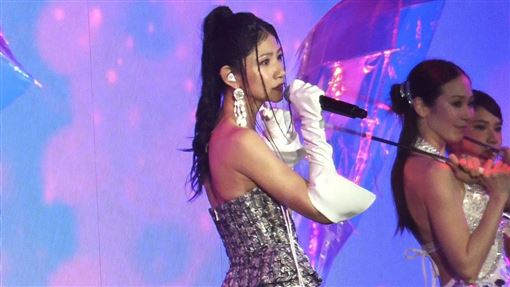 李千娜戰袍上下全開　一轉身屁股蛋快掉出