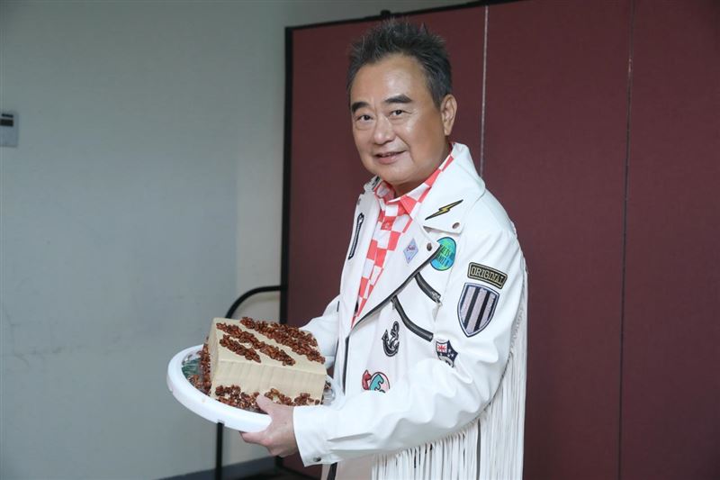 陳昇演唱會適逢孫女滿周歲,家人特別準備生日蛋糕替她慶生。(圖/宜辰整合行銷提供)