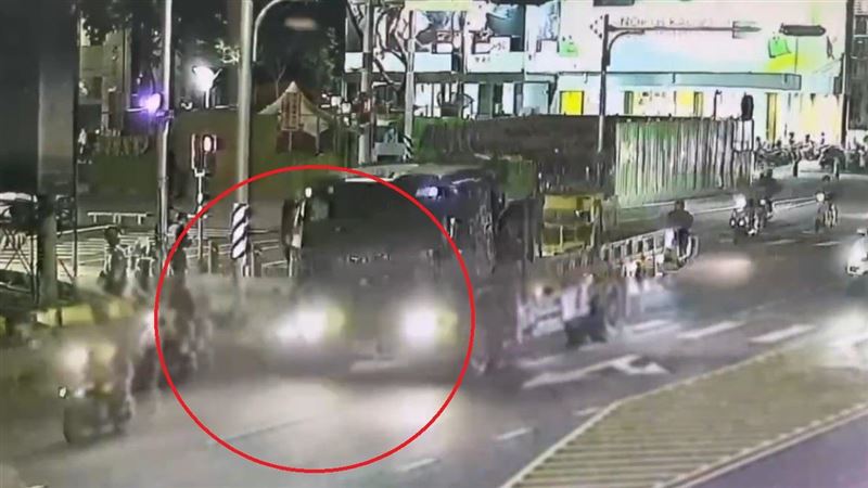 高雄21歲騎士遭貨車輾斃，驚悚瞬間畫面曝光。（圖／翻攝畫面）