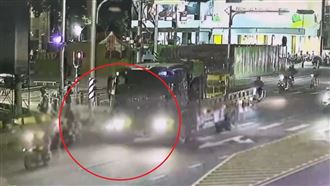 高雄21歲騎士遭貨車輾斃！驚悚瞬間畫面曝