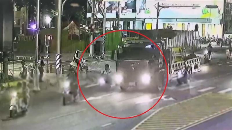高雄21歲騎士遭貨車輾斃，驚悚瞬間畫面曝光。（圖／翻攝畫面）
