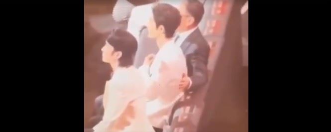 影片中，一名年長、禿頂西裝男子與年輕男藝人互動曖昧，男藝人起身後，大佬的手仍順勢下滑，場面令人不適。（圖／翻攝自Threads）