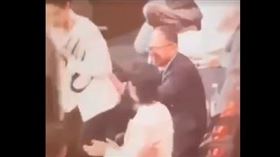 近日網路上流出一段疑似資本大佬當眾騷擾男藝人的影片，再度引發娛樂圈黑幕熱議。（圖／翻攝自Threads）