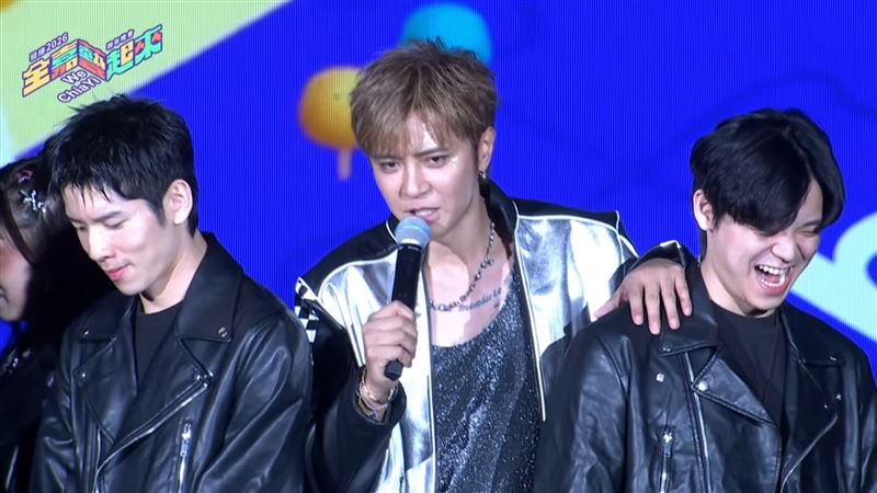 羅志祥趁著換場期間話家常，台上舞者也被逗樂。（圖／翻攝自「嘉義+1 We Chiayi」YouTube）