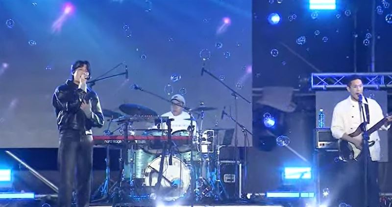 宇宙人向主持人表示：超怕冷場！（圖／翻攝自台中麗寶跨年｜三立新聞網 YT）