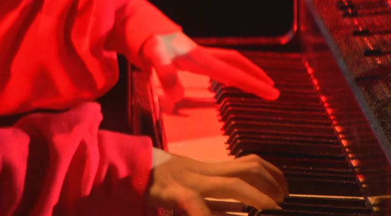 日本創作歌手樋口愛自彈自唱。（圖／東森電視提供）