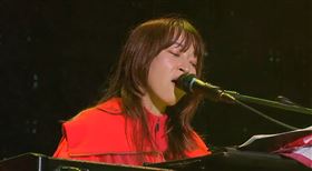 樋口愛壓軸登上新北跨年活動，現場卻沒有任何翻譯，僅靠她一人跟台下觀眾溝通。（圖／東森電視提供）