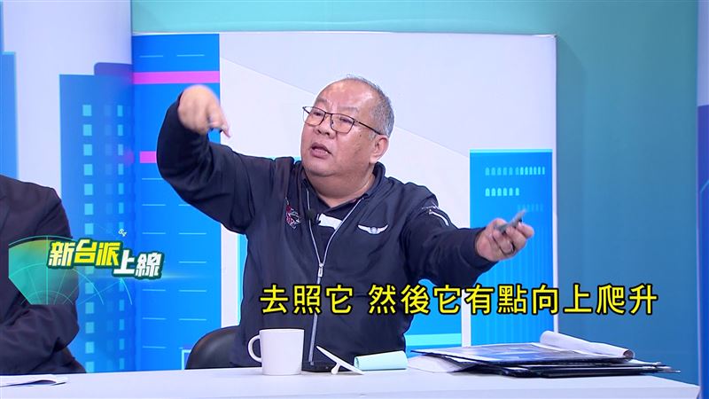 黃揚德用兩架模型機示範，我F-16戰機如何決戰百里之外，用狙擊手莢艙鎖定共機。（圖／三立新聞網）