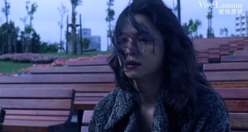 國片《愛情萬歲》中楊貴媚在大安森林公園長椅上的痛哭場面。（圖／翻攝自中影國際CMPC YT）