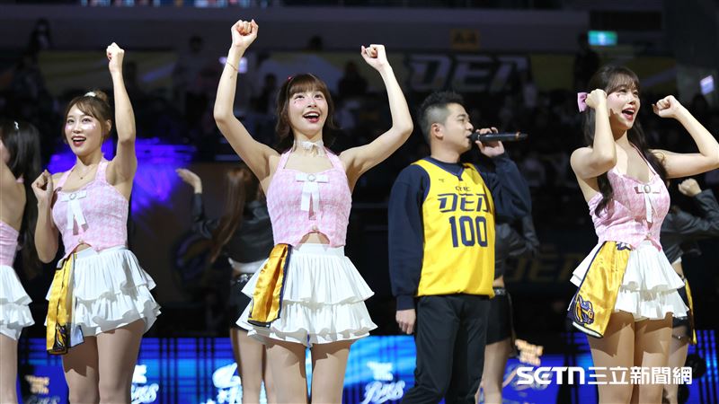 PS女孩峮峮睽違2年再度應援籃球。（圖／記者劉彥池攝影）