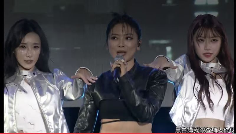 翁鈺鈞以黑色潮流造型登場，氣場全開。（圖／翻攝自台中麗寶跨年｜三立新聞網 YT）