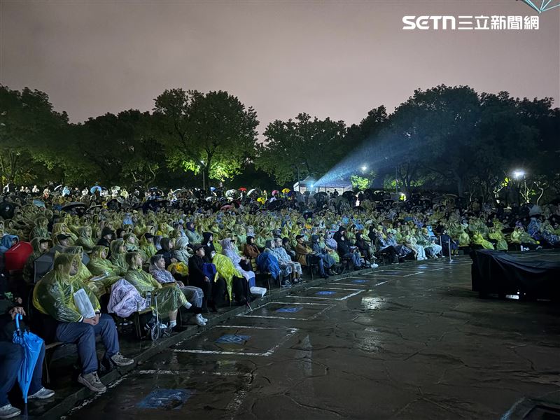 民眾大雨中也聚集在大安森林公園邊哭邊跨年。（圖／記者王培驊攝影）