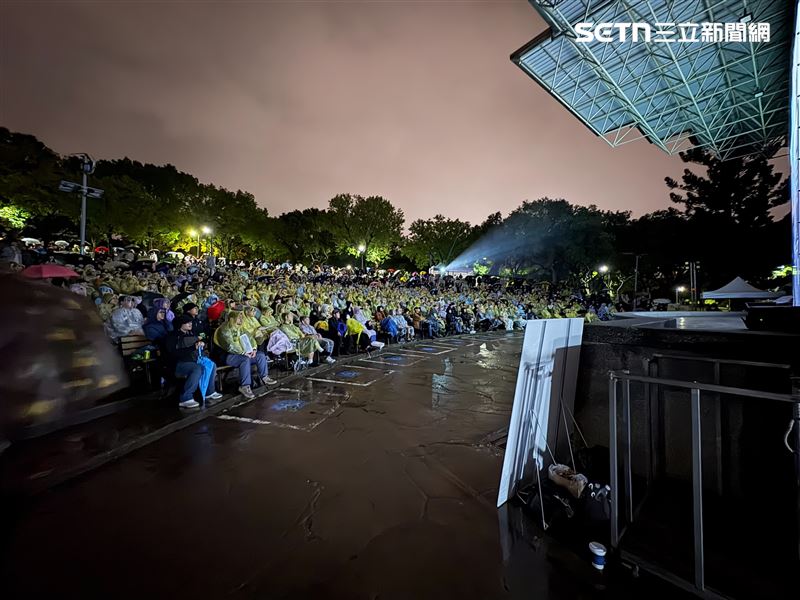 民眾大雨中也聚集在大安森林公園邊哭邊跨年。（圖／記者王培驊攝影）
