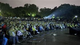 民眾大雨中也聚集在大安森林公園邊哭邊跨年。（圖／記者王培驊攝影）
