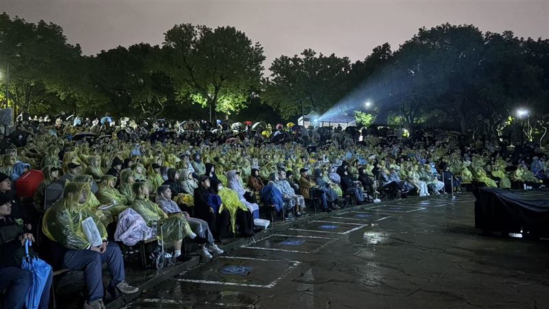大安森林公園邊哭邊跨年　她雨中陪迎新年