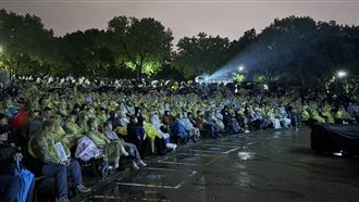 大安森林公園邊哭邊跨年　她雨中陪迎新年