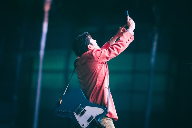 鳳小岳玩自拍。（圖／年代電視提供）