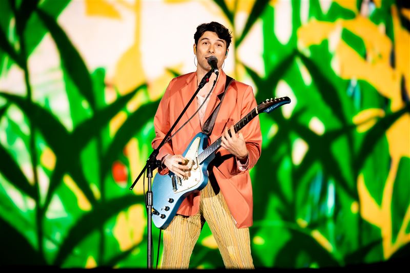 鳳小岳領軍樂團壓克力柿子登上「2026雄嗨趴」。（圖／年代電視提供）