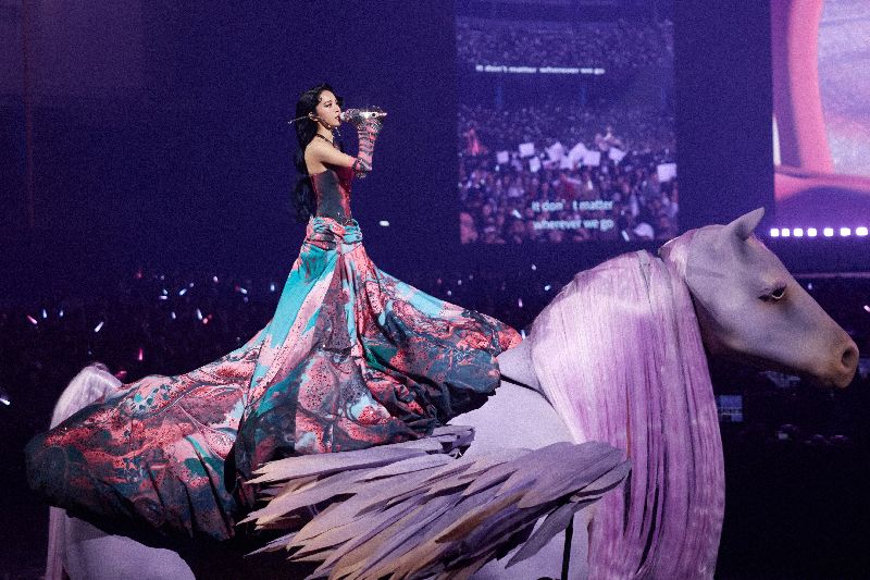 蔡依林盛裝駕馭「彩翼飛馬」開唱，還一度笑稱自己出現「戀愛腦」症狀。（圖／中央社）