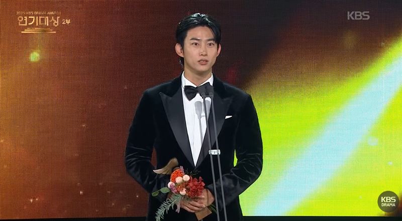 玉澤演拿下迷你劇部門男子優秀獎。（圖／翻攝自KBS Drama）