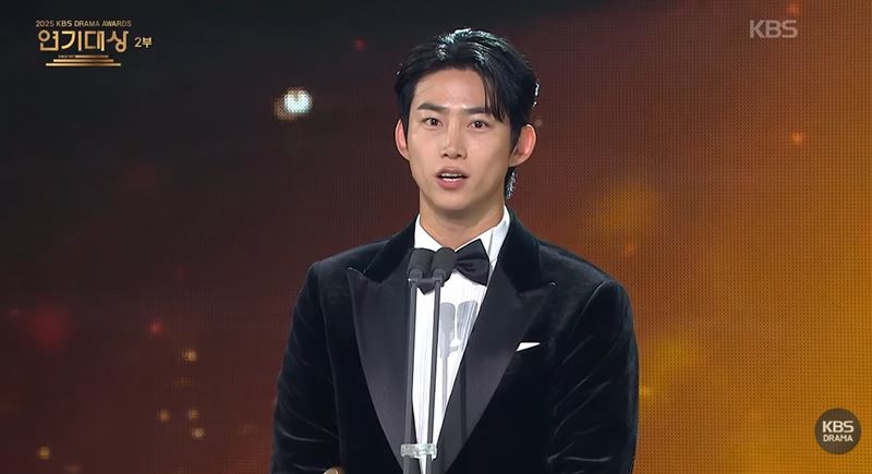 玉澤演在獲獎感言中提及未婚妻，更大方喊出對方的名字告白。（圖／翻攝自KBS Drama）